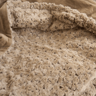 Beige, halbgeschlossener Plüsch-Haustierbett, weich, gemütlich, ideal für Katzen und kleine Hunde.