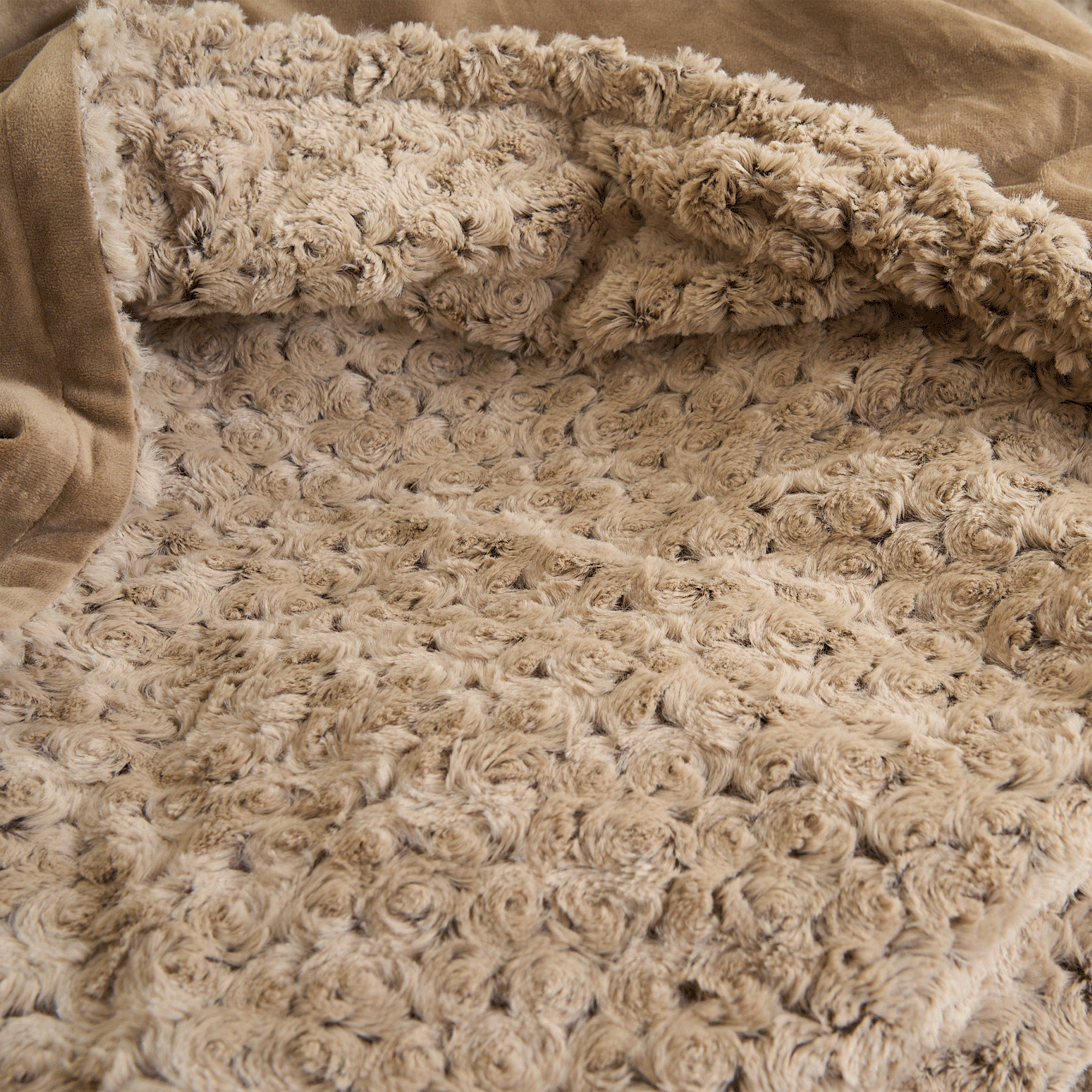 Beige, halbgeschlossener Plüsch-Haustierbett, weich, gemütlich, ideal für Katzen und kleine Hunde.