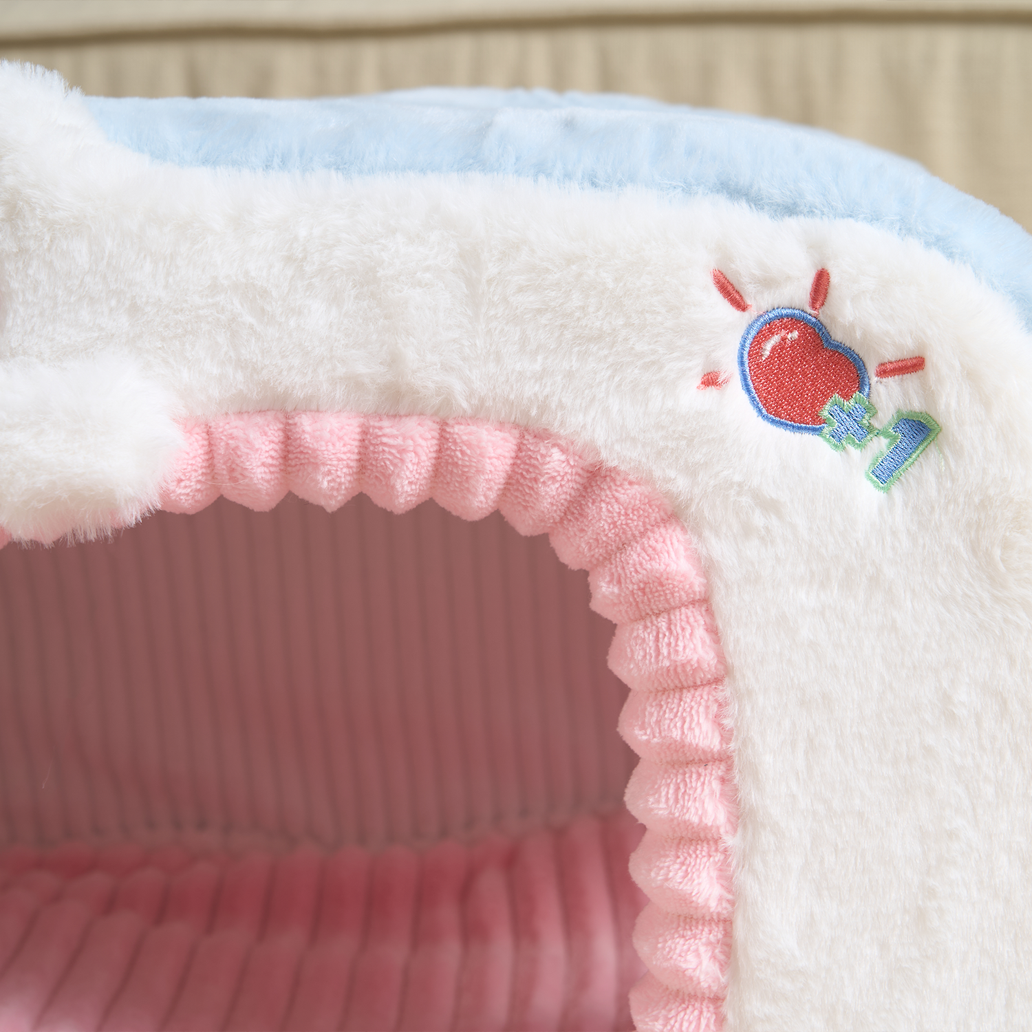 Katzenbett aus Plüsch, rosa und blau, mit Herzstickerei, gemütlich, für Haustiere.