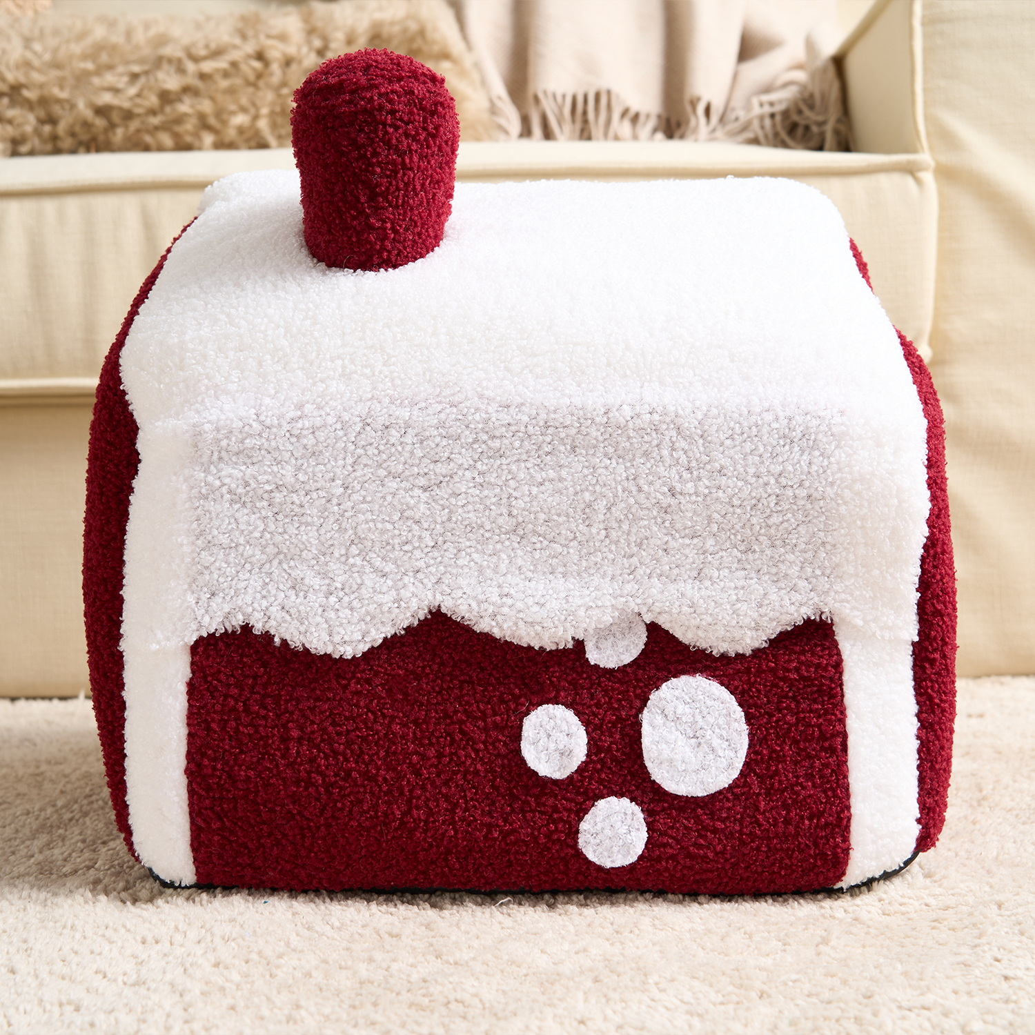 Rotes und weißes Katzenhaus aus Plüsch, schneebedecktes Design, gemütlicher Rückzugsort für Katzen.