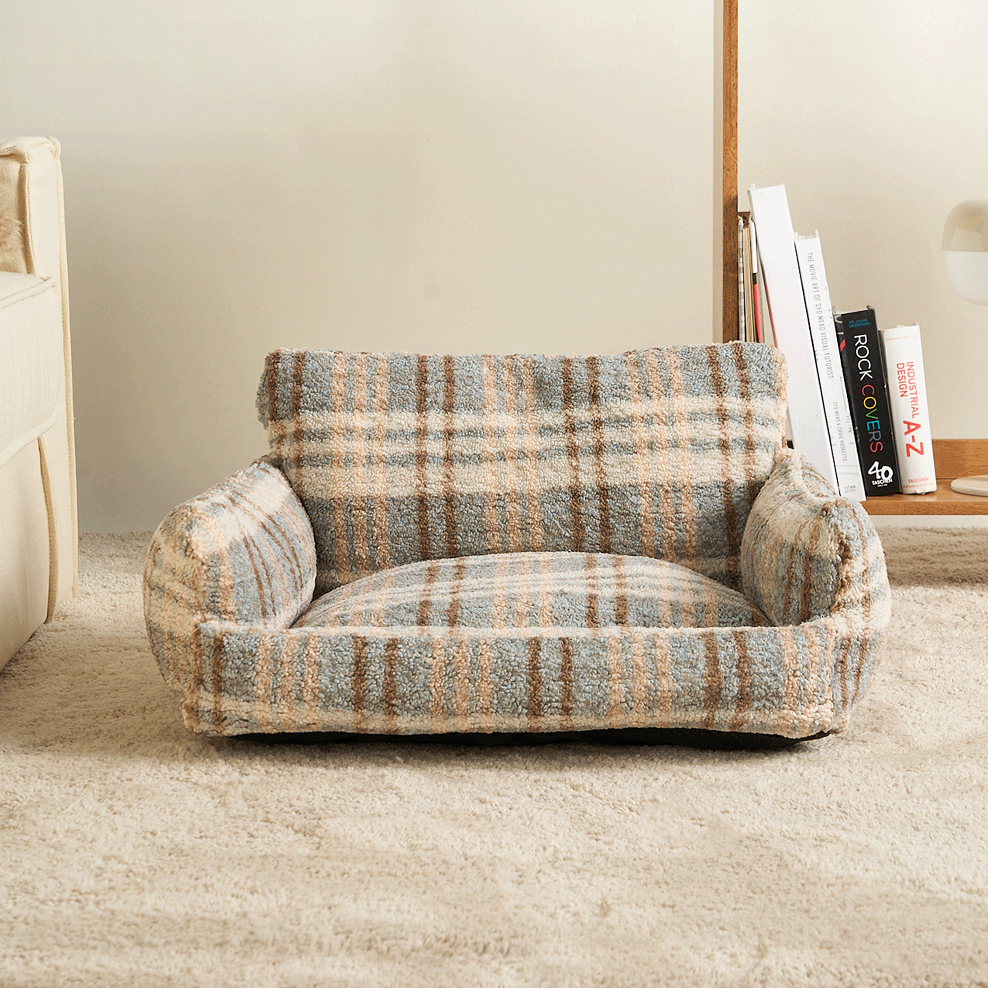 Gemütliches Hundebett aus kariertem Stoff, ideal für Haustiere, luxuriöses Design, beige und grau.