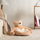 Kuscheliges Bären-Katzenbett aus Plüsch, beige, gemütlich, Haustierbett für Katzen, Wohnzimmer.