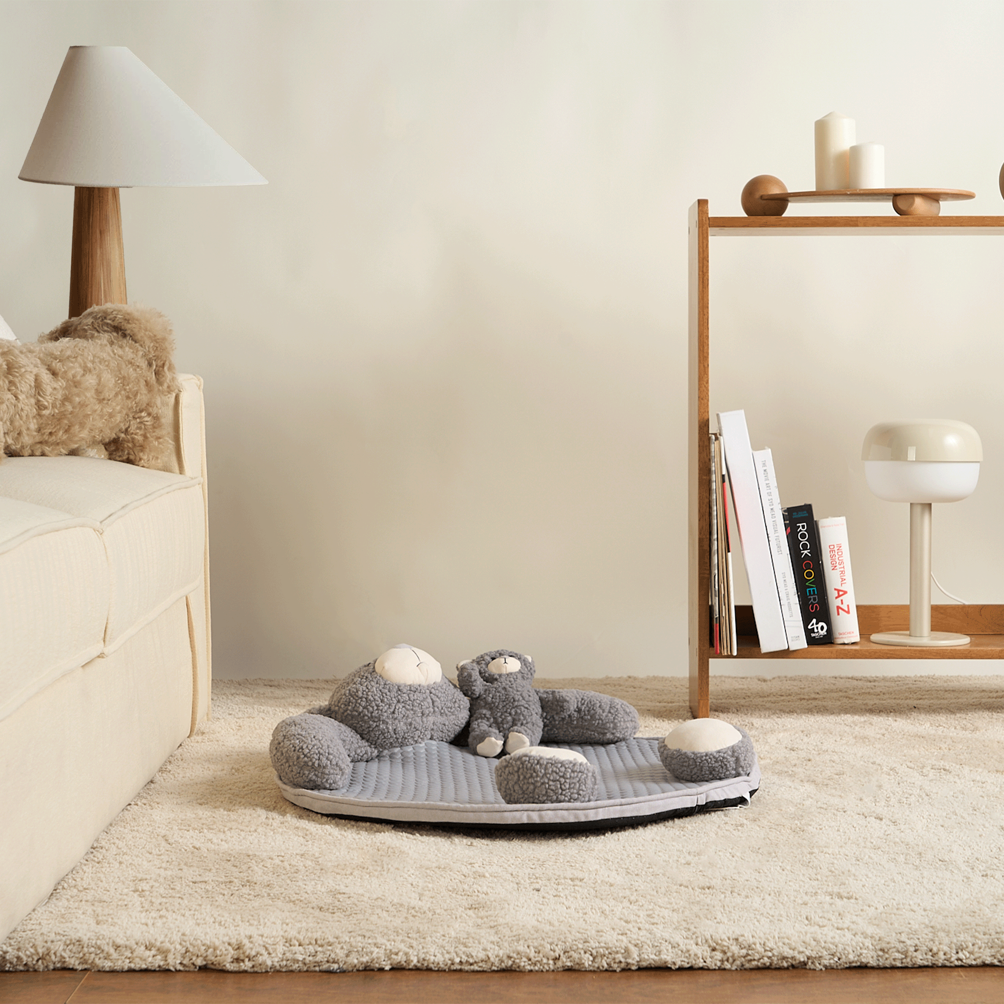 Grauer Plüsch-Bär Spielmatte auf Teppich im Wohnzimmer, ideal für Babyspielzeit.