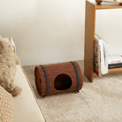 Braune Filz-Katzenhöhle in Fassform, gemütliches Versteck für Katzen, modernes Design.