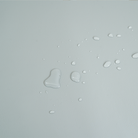 Wasserabweisende Oberfläche mit Wassertropfen, hellgrau, strapazierfähiges Material.