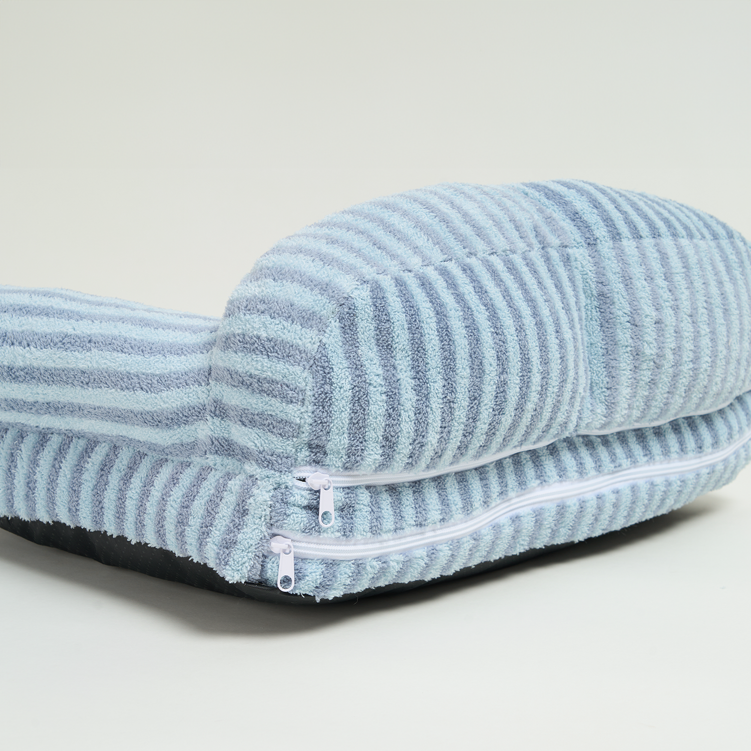 Gestreiftes Haustiersofa in Blau, weicher Stoff, Reißverschluss, bequemes Design für Haustiere.