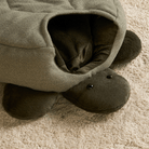 Plüsch-Schildkröten-Haustierbett, grün, gemütlich, waschbar, für kleine Haustiere, auf Teppich.