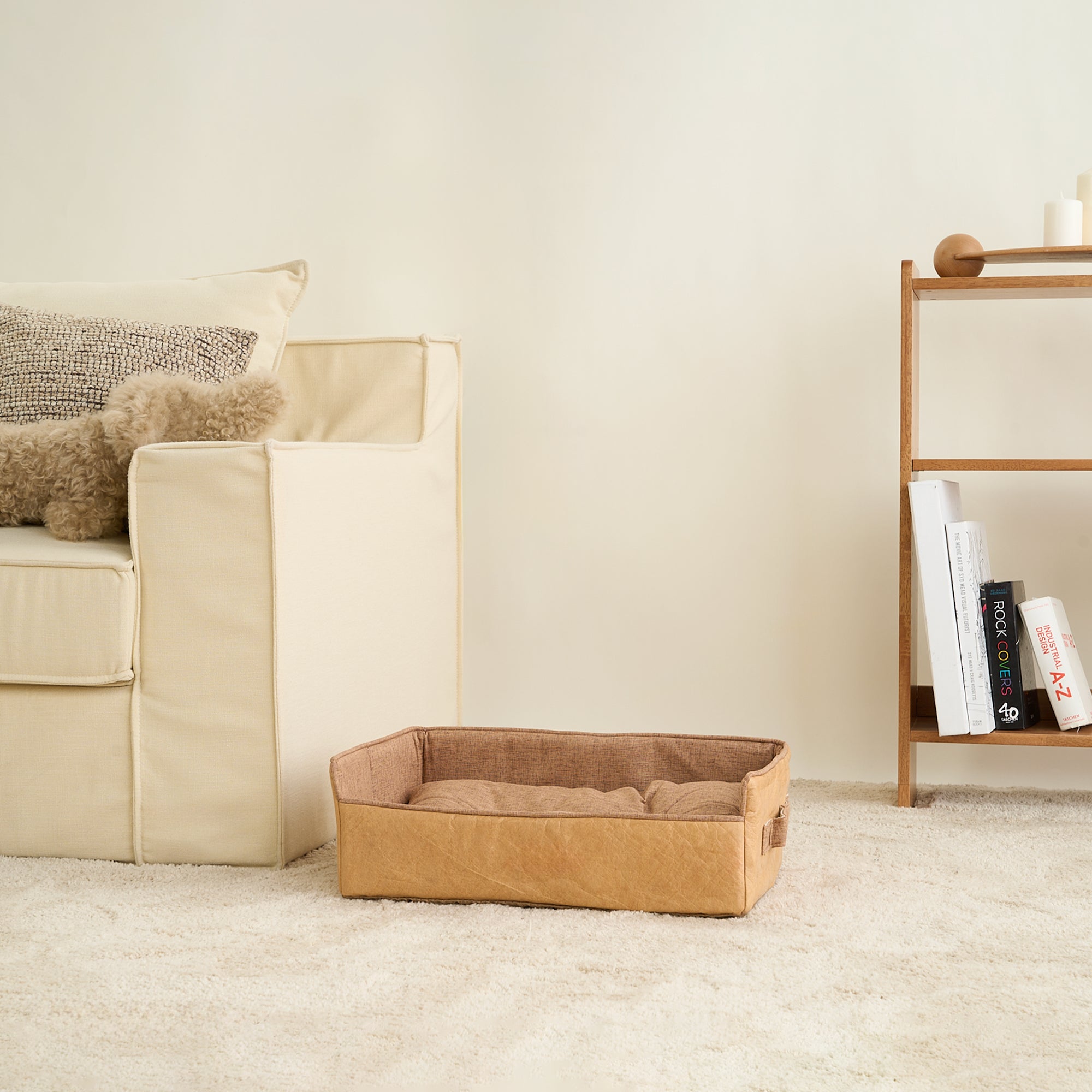 Faltbares Haustierbett aus Stoff in Beige, ideal für Reisen, platzsparend und bequem.
