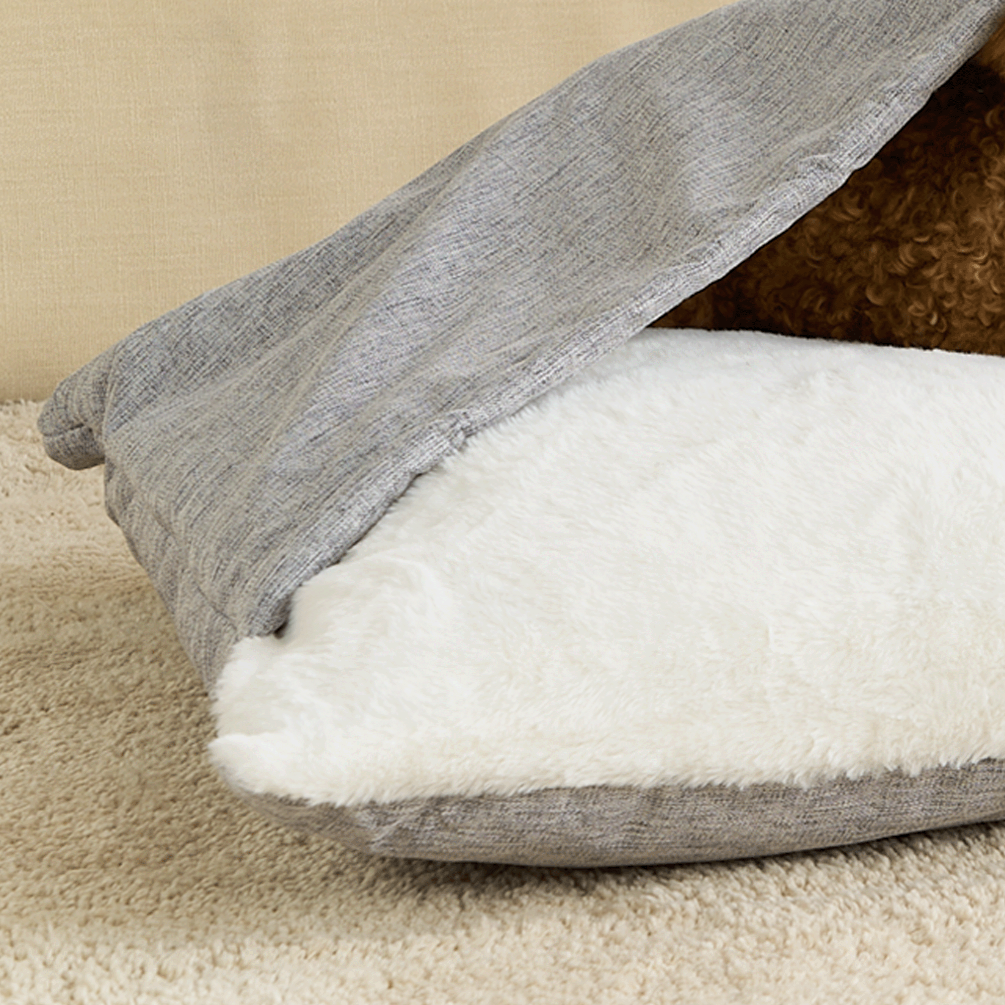 Graues, ultraweiches Haustier-Schlafsack aus Plüsch, ideal für Hunde und Katzen.
