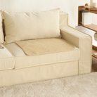 Beige waschbare Hundematte auf cremefarbenem Sofa, rutschfest, umweltfreundlich.