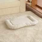 Wasserdichtes orthopädisches Haustierbett, beige, auf Teppich, ideal für Hunde und Katzen.