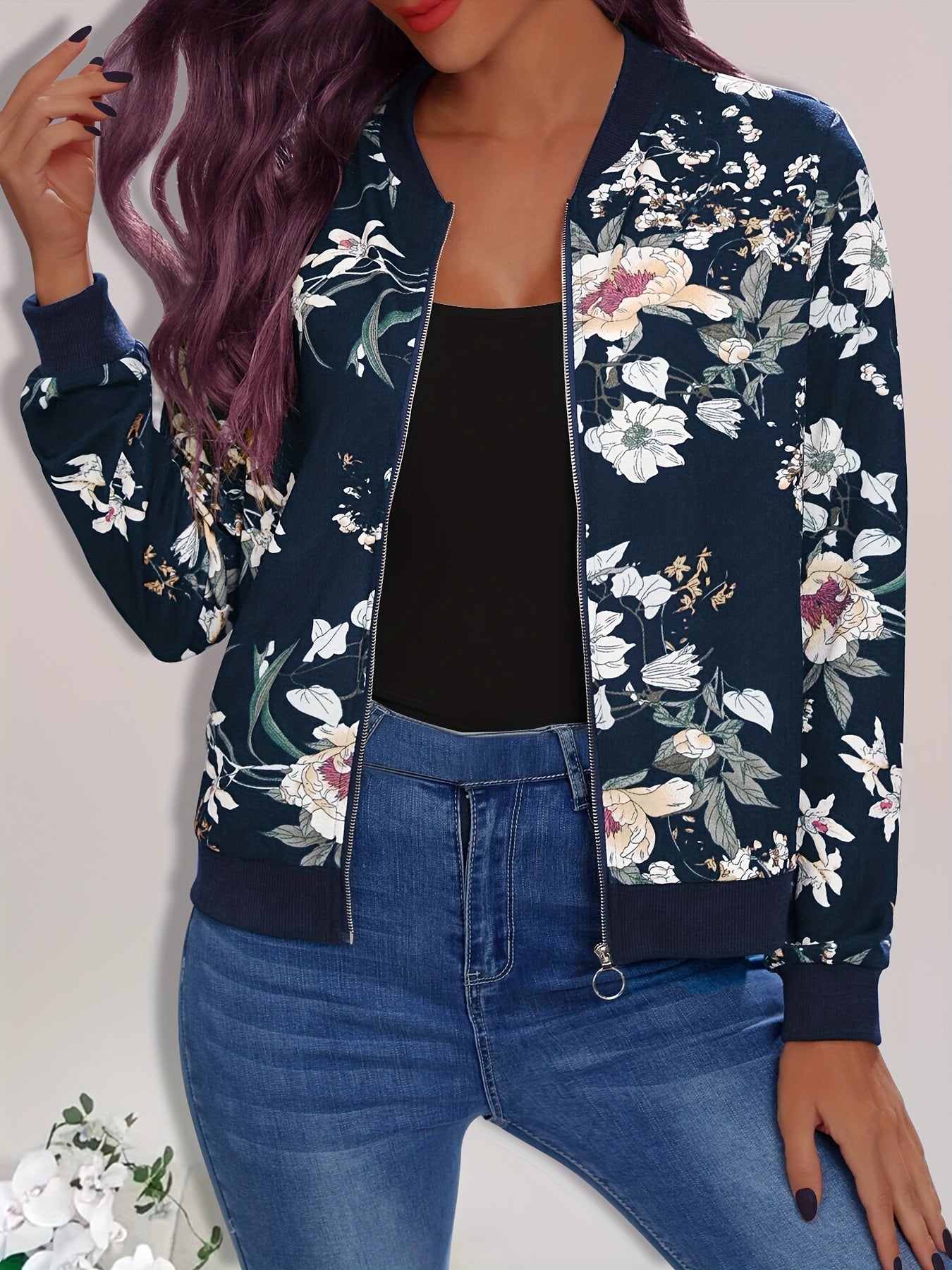 Damen-Blouson mit floralem Muster, navyblau, Reißverschluss, lässig-elegant, ideal für Frühling und Herbst. Modetrend 2023, vielseitig kombinierbar.
