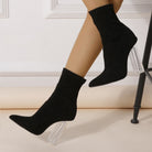 Schwarze Stiefeletten mit klarem Absatz, elegantes Design, ideal für modische Outfits. Perfekt für Damen, die stilvolle Schuhe suchen.