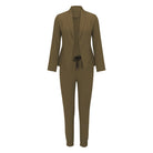 Damen-Jumpsuit in Olivgrün, elegantes Design, langärmlig, mit Kordelzug, ideal für Büro und Freizeit. Modetrend 2023, bequem und stilvoll.