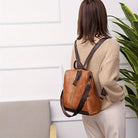 Damen-Rucksack aus braunem Leder, stilvoll und praktisch, ideal für Alltag und Reisen. Hochwertige Verarbeitung, modisches Design.