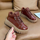 Braune Leder-Sneaker mit dicker Sohle, modisch und bequem, ideal für Herbst und Winter. Perfekt für trendbewusste Schuhliebhaber.