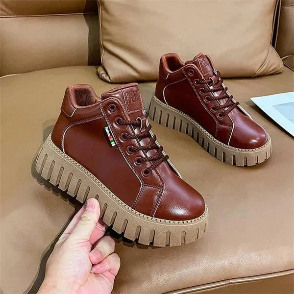 Braune Leder-Sneaker mit dicker Sohle, modisch und bequem, ideal für Herbst und Winter. Perfekt für trendbewusste Schuhliebhaber.