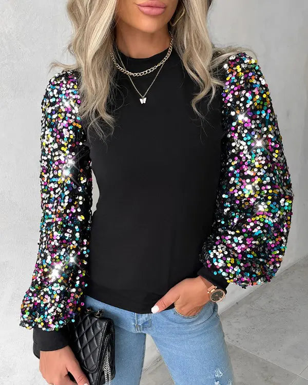 Damenpullover mit Paillettenärmeln, schwarz, modisch, elegant, ideal für Partys, kombiniert mit blauer Jeans und schwarzer Handtasche.