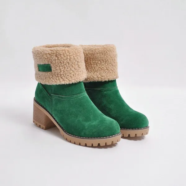 Grüne Damen-Winterstiefel mit Absatz, aus Wildleder, gefüttert mit Kunstfell. Modische, warme Stiefeletten für kalte Tage.