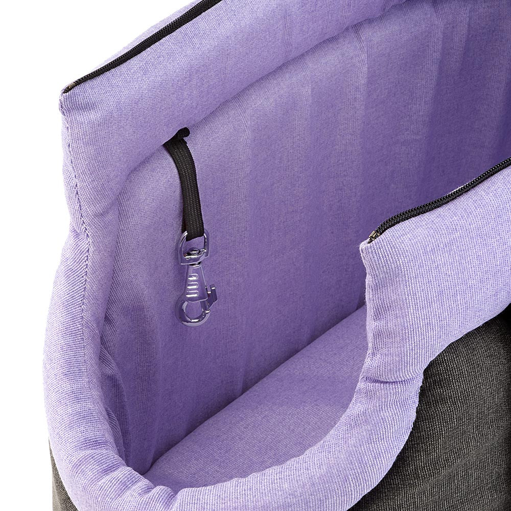 Lila Hundetragetasche mit weichem Innenfutter und Sicherheitsclip. Ideal für kleine Hunde, bequem und stilvoll. Perfekt für unterwegs.