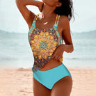 Frau im bunten Badeanzug mit Mandala-Muster am Strand. Sommermode, Strandbekleidung, Damenbademode, Urlaub, Strandoutfit.