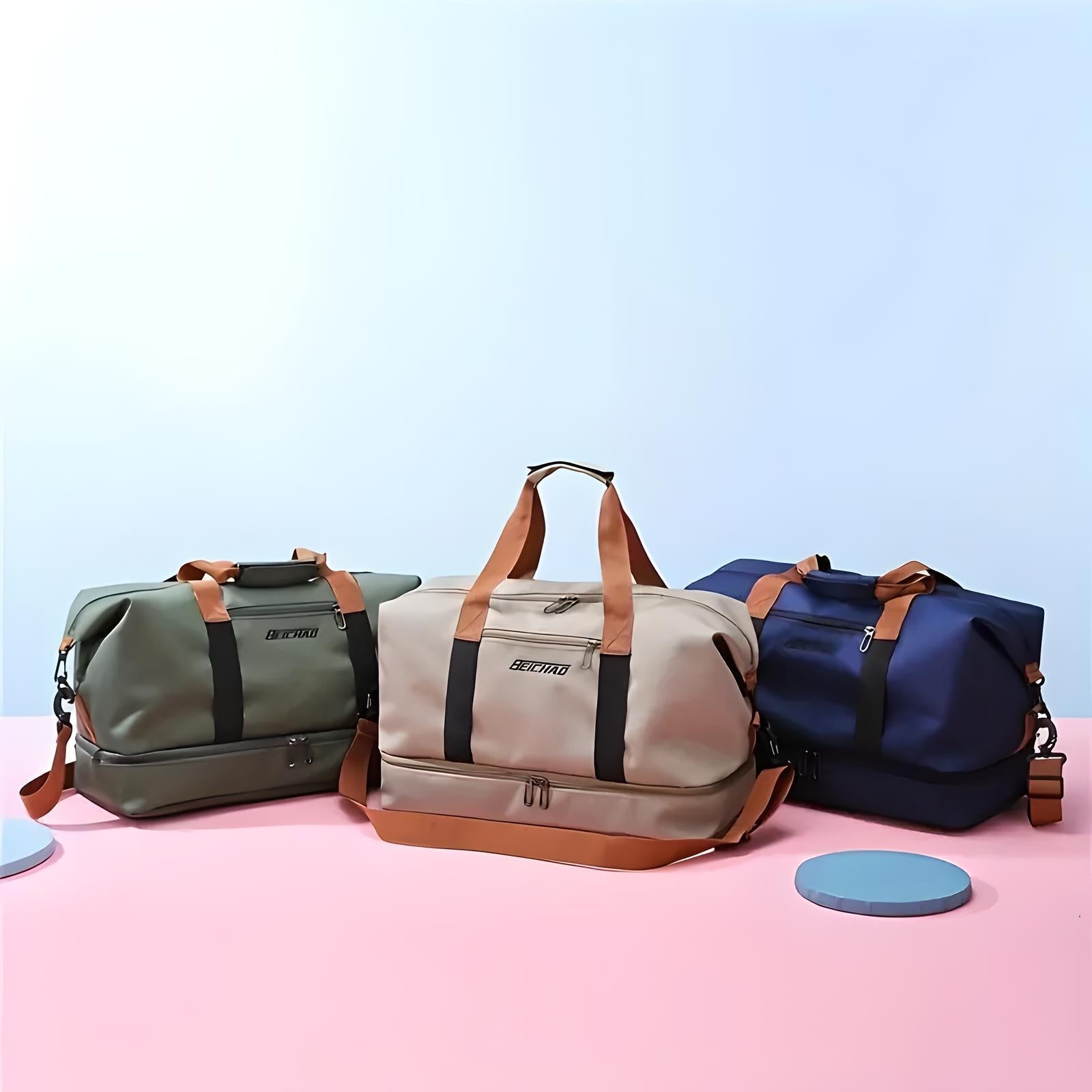 Drei Reisetaschen aus Stoff in Grün, Beige und Blau mit braunen Griffen auf rosa und blauem Hintergrund.