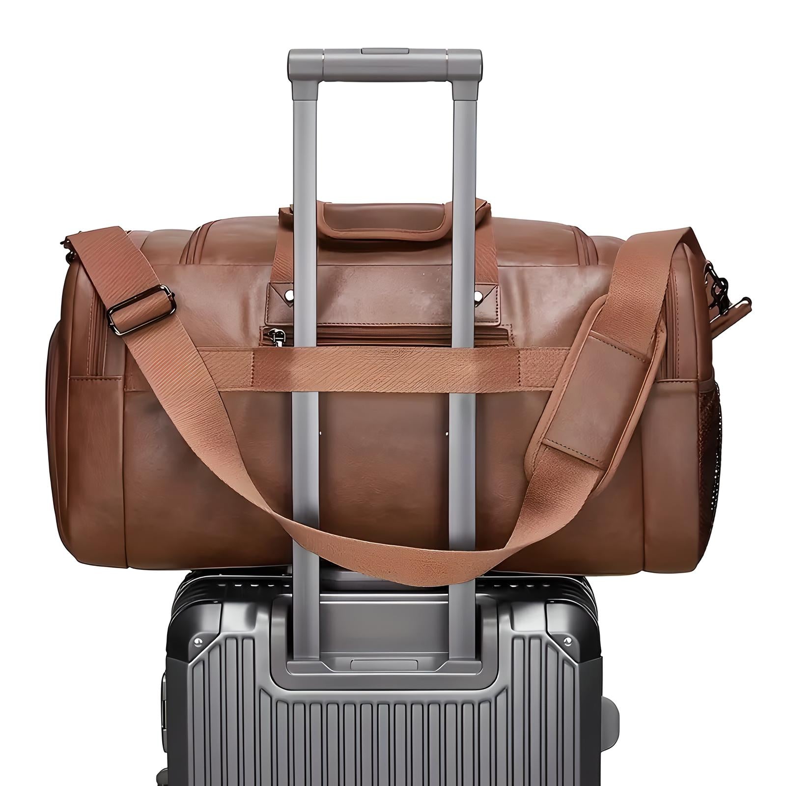 Braune Ledertasche auf silbernem Rollkoffer, Reisegepäck, stilvoll, robust, verstellbarer Schultergurt.