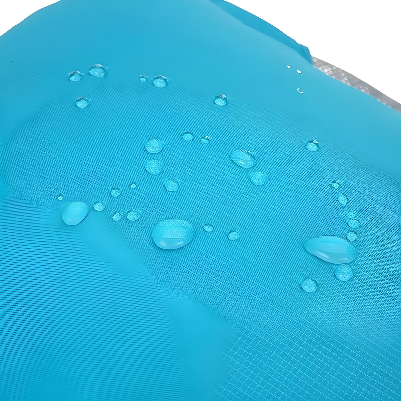 Wasserabweisender blauer Stoff mit Wassertropfen, ideal für Outdoor-Bekleidung und Accessoires.