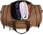 Braune Reisetasche aus Leder, geöffnet, mit Kleidung gefüllt, ideal für Reisen und Wochenendausflüge.
