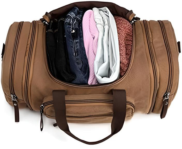Braune Reisetasche aus Leder, geöffnet, mit Kleidung gefüllt, ideal für Reisen und Wochenendausflüge.