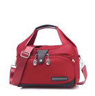 Rote Damenhandtasche aus Leder mit Schulterriemen, modisches Design, Reißverschlüsse.
