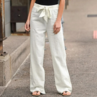 Damen Leinenhose, weiß, locker geschnitten, mit elastischem Bund und Schleife, ideal für Sommermode. Perfekt für lässige Outfits.