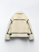 Elegante Damenjacke aus Lammwolle, beige, mit Stehkragen und Reißverschluss. Perfekt für Wintermode und warme Streetwear 2023.