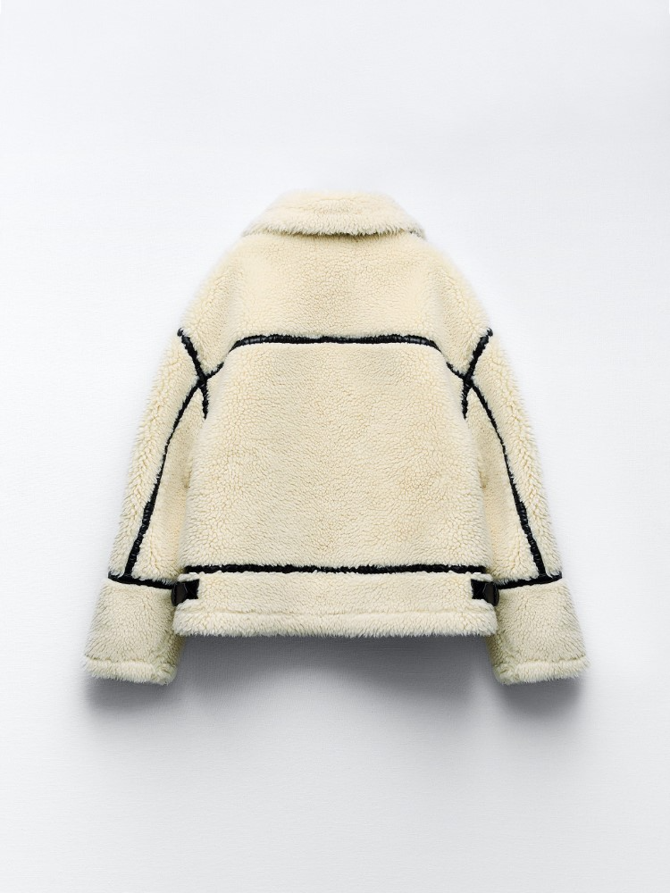 Elegante Damenjacke aus Lammwolle, beige, mit Stehkragen und Reißverschluss. Perfekt für Wintermode und warme Streetwear 2023.