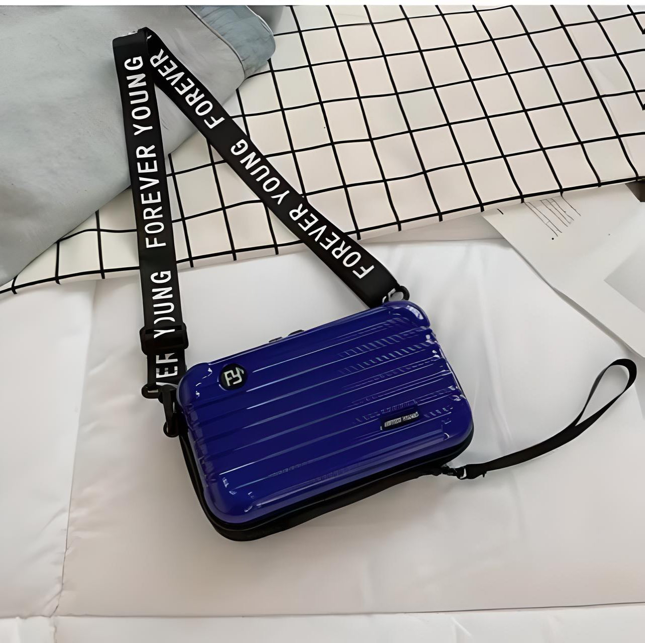 Blaue Umhängetasche mit Schriftzug "Forever Young", modisch, kompakt, für Reisen.