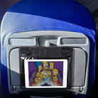 Tablet-Halterung Flugzeugsitz, zeigt "Die Simpsons", blaues Kunstleder, Unterhaltung unterwegs.