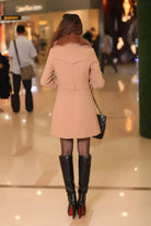 Eleganter Damenmantel in Beige, kombiniert mit schwarzen Stiefeln und Handtasche. Perfekt für stilvolle Herbst- und Wintermode.