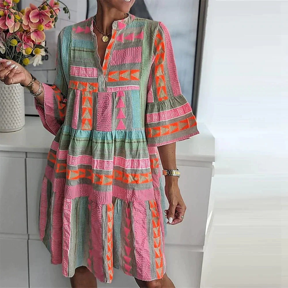 Buntes Boho-Kleid mit geometrischem Muster, ideal für Sommermode. Luftig, lässig und stilvoll, perfekt für Strand- und Freizeitoutfits.