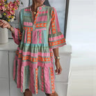 Buntes Boho-Kleid mit geometrischem Muster, ideal für Sommermode. Luftig, lässig und stilvoll, perfekt für Strand- und Freizeitoutfits.