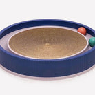 Katzenspielzeug mit Kratzbrett und Bällen, interaktives Design, langlebig, ideal für Katzenbeschäftigung und Krallenpflege. Perfekt für aktive Katzen.