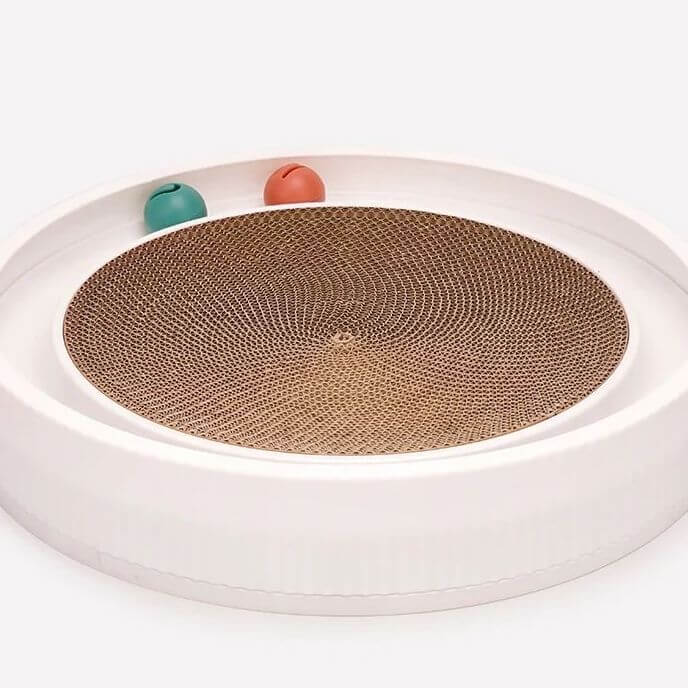 Katzenspielzeug mit Kratzbrett und bunten Bällen, interaktives Spiel für Katzen, langlebig, ideal zur Beschäftigung und Krallenpflege.