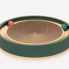 Katzenspielzeug mit Kratzbrett und Bällen, ideal für aktive Katzen. Robustes Design, fördert Bewegung und Krallenpflege. Perfekt für Katzenliebhaber.