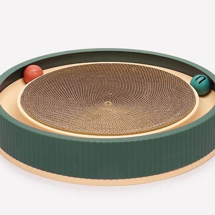 Katzenspielzeug mit Kratzbrett und Bällen, ideal für aktive Katzen. Robustes Design, fördert Bewegung und Krallenpflege. Perfekt für Katzenliebhaber.