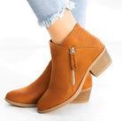 Damen Stiefeletten in Cognac mit Blockabsatz und Reißverschluss, ideal für Herbstmode. Bequeme, stilvolle Ankle Boots für jeden Anlass.