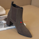 Damen Stiefelette in Braun, spitz zulaufend, mit Blockabsatz und elastischen Einsätzen. Perfekt für Herbstmode, stilvoll und bequem.