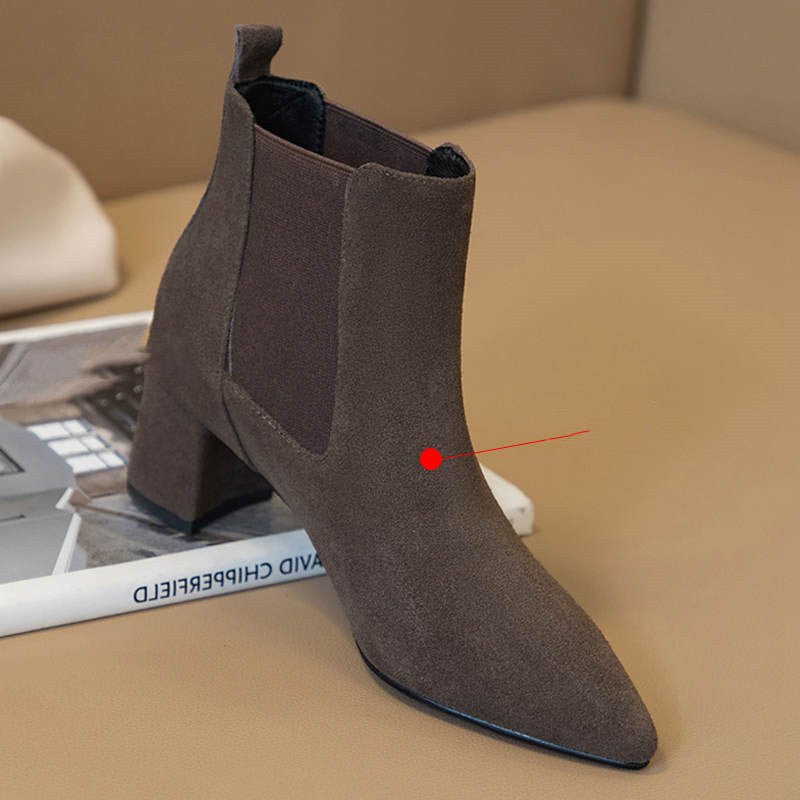 Damen Stiefelette in Braun, spitz zulaufend, mit Blockabsatz und elastischen Einsätzen. Perfekt für Herbstmode, stilvoll und bequem.