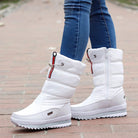 Weiße Winterstiefel mit Reißverschluss und Schnürung, warm gefüttert, rutschfeste Sohle, ideal für kalte Tage. Perfekt für Damenmode im Winter.
