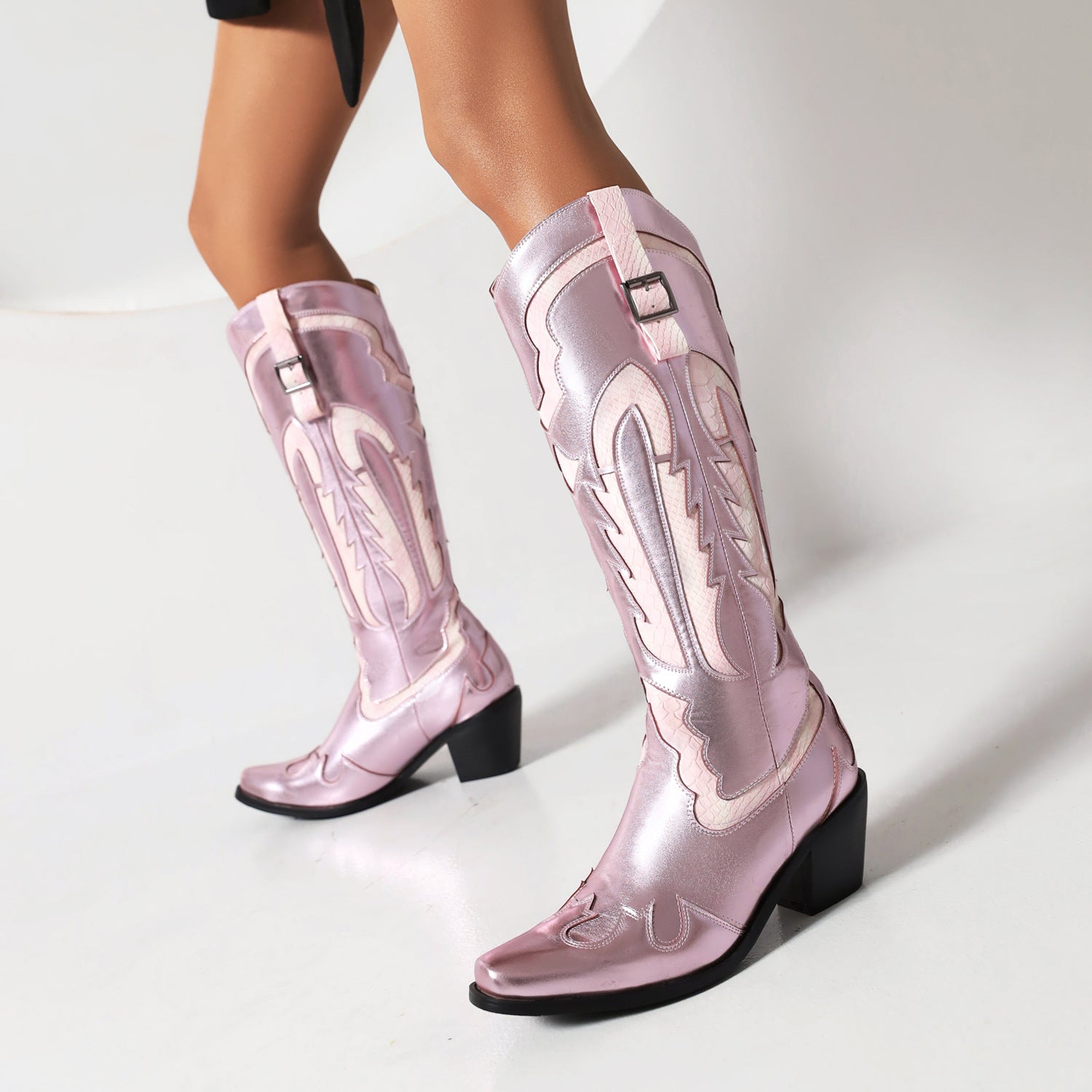 Damen Cowboy-Stiefel in Metallic-Rosa, knielang, mit Blockabsatz und Western-Stickerei. Modische Westernstiefel für trendige Outfits.