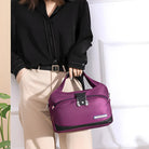 Frau mit lila Handtasche, elegant, aus Leder, modisch, Damenaccessoire, stilvoll, modern.