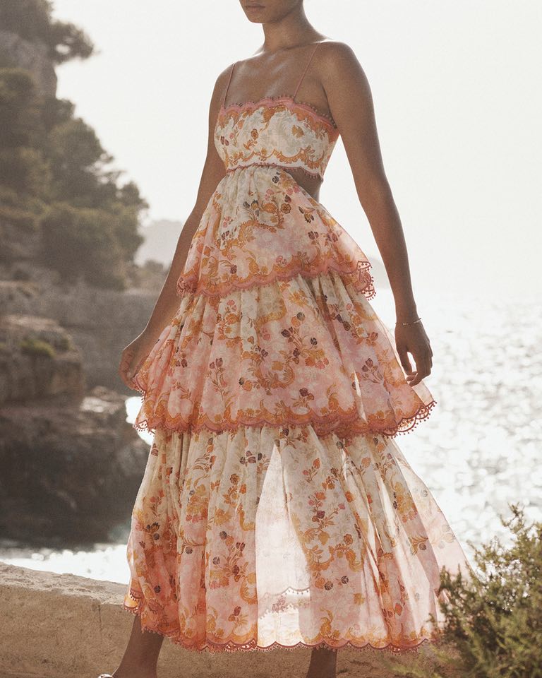 Langes, florales Sommerkleid mit Rüschen und Spaghettiträgern, ideal für Strandmode. Luftig, romantisch und perfekt für warme Tage.
